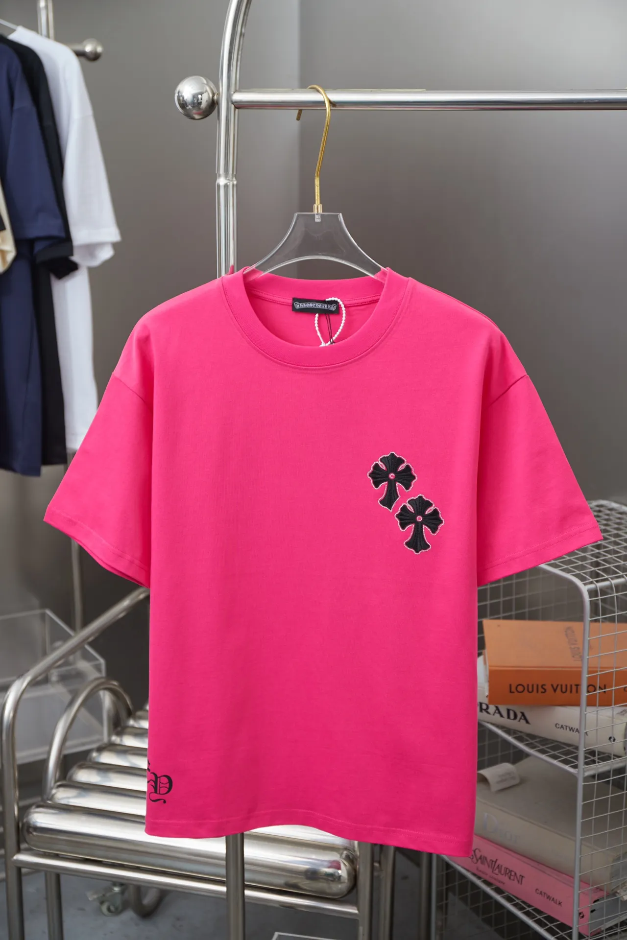 🅿️240 Ch*ome Hearte 25SS early spring new style Crow heart embroidered rhinestone short sleeves Light luxury essential item for daily commuting for men and women Correct version Welcome to compare Detailed features · 320g 100% pure cotton double yarn jersey fabric · Custom dyed in the same vat with special bold 32-count double-ply 1X1 thread · Imported Australian matte pearlescent diamonds ➕ Three-dimensional sequin embroidered Crow heart ➕ Thick version of letter logo · Double-needle stitching across seams · Original main mark, washed tag, branded moisture-proof paper packaging Color: black/white/rose red/blue Size: S/M/L/XL
